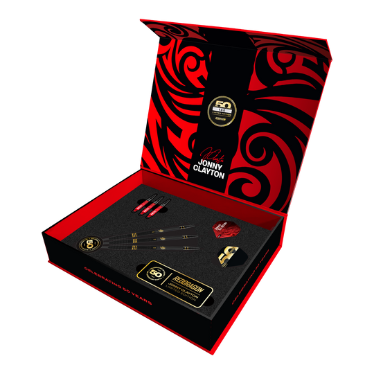 Red Dragon Jonny Clayton 50 Years Player Limited Edition Steeldarts - 22g Das Foto präsentiert die Red Dragon Jonny Clayton 50 Years Player Limited Edition Steeldarts. Die limitierte Sonderedition hebt das Jubiläum des Spielers hervor.