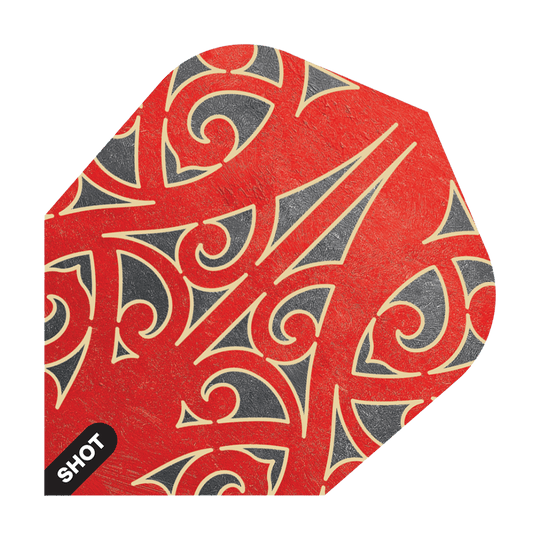 Shot Warrior Taiaha No6 Flights Das Bild zeigt das Produkt "Shot Warrior Taiaha No6 Flights". Die Dartflights haben ein auffälliges rotes und schwarzes Muster mit traditionellen geschwungenen Linien.