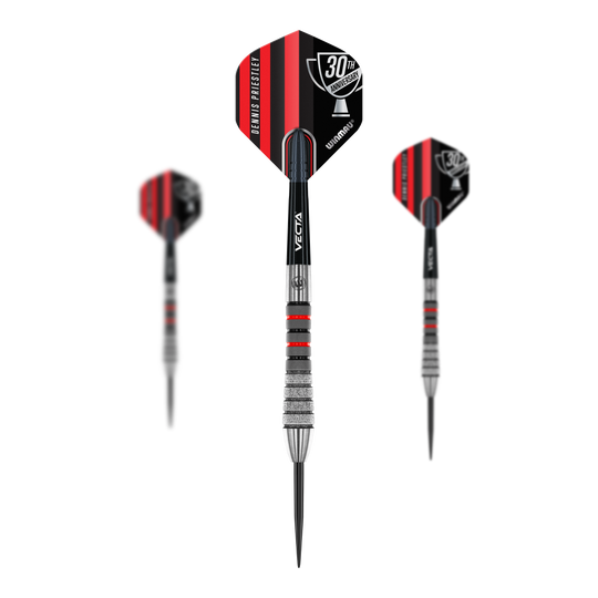 Winmau Dennis Priestley Diamond 3-Zero steel darts Das Bild zeigt drei Winmau Dennis Priestley Diamond 3-Zero Steeldarts. Die Darts haben schwarze und rote Flights mit silbernen und roten Akzenten am Schaft.