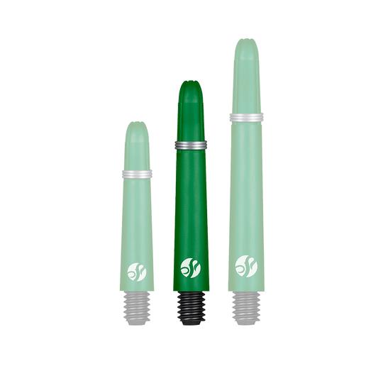 Shot Koi Carbon Shafts - Green Auf dem Bild sind drei grüne Dartschäfte in unterschiedlichen Längen zu sehen. Jeder Schaft hat einen schwarzen Gewindeanschluss und einen silbernen Ring.