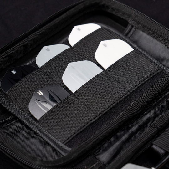 Takoma XL Ghost Series Raymond Van Barneveld dart case Das Bild zeigt das „Target Takoma Bolide XL Dartcase“, das mehrere Dart-Flights in schwarzen und weißen Farben organisiert aufbewahrt. Die Flights sind sicher in elastischen Halterungen im Inneren des schwarzen Etuis verstaut.