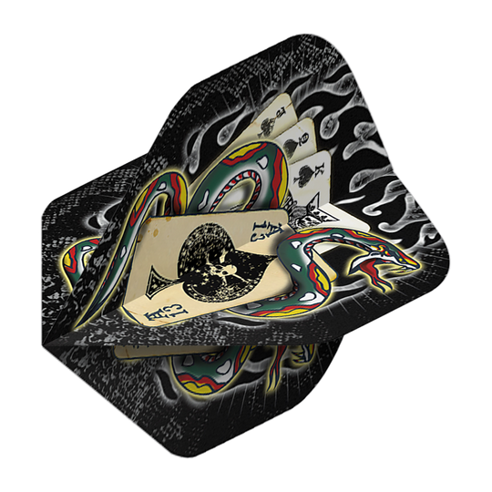 Das Bild zeigt die „Alchemy Snake Of Spades No2 Standard Flights“. Das Design zeigt eine bunte Schlange, die sich um Spielkarten windet, vor einem schwarzen Hintergrund mit Flammenmotiven.