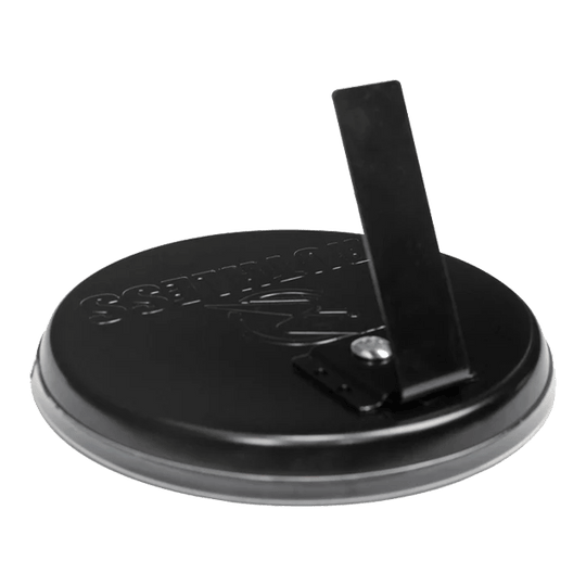 Ruthless Mini Desktop Dartboard Set Das Bild zeigt die Rückseite eines Produkts namens "Ruthless Mini Desktop Dartboard Set". Es ist eine runde schwarze Basis mit einem klappbaren Ständer.