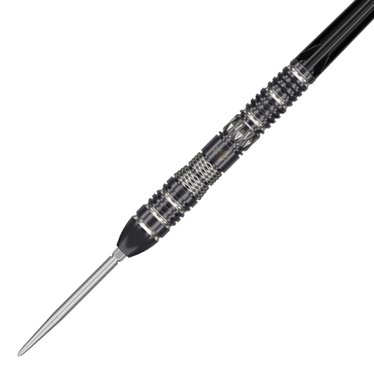 Das Bild zeigt einen hochwertigen Steeldart mit schwarzem und silbernem Design. Der Dart hat eine markante, strukturierte Griffzone und eine spitze Metallspitze.