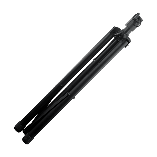 1702_McDart_Hybrid_2_Pro_Dartboardst-nder_6 Auf dem Bild ist ein zusammengeklappter, schwarzer Ständer zu sehen. Es handelt sich um den McDart Hybrid Pro Tripod Dartboardständer.
