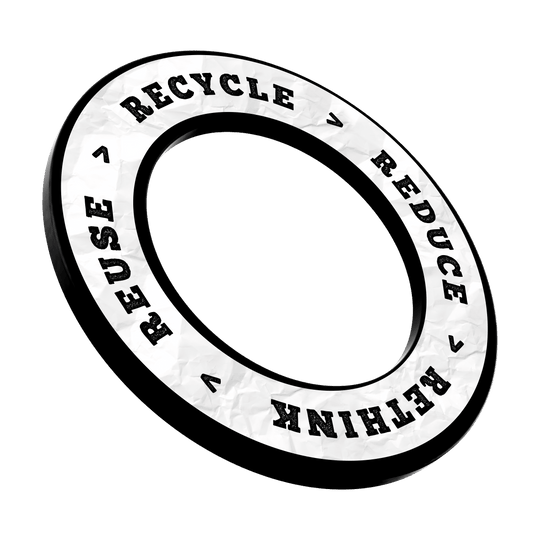 Dieses Bild trägt den Dateinamen 'DBS-RRRR1_Surround_Recyle_Reuse_Reduce_Rethink_Schwarz_3'. Es zeigt vermutlich ein schwarzes Surround-Produkt mit Schwerpunkt auf Recycling und Nachhaltigkeit.