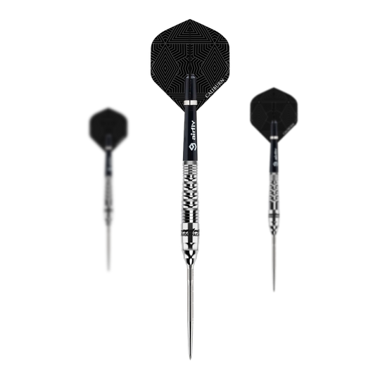 Caliburn Wolfpack W3 Steeldarts - 21g Das Bild zeigt drei Steeldarts des Modells "Caliburn Wolfpack W3" mit einem Gewicht von 21g. Die Darts haben silberne Spitzen und Schäfte sowie schwarze Flights mit geometrischem Muster.