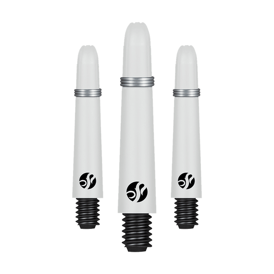 Shot Koi Carbon Shafts - White Auf dem Bild sind drei weiße, spitz zulaufende Dart-Schäfte mit schwarzem Gewinde und silbernem Ring zu sehen. Jeder Schaft trägt ein schwarzes Logo in der Nähe des unteren Endes.