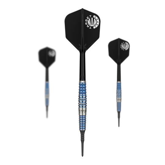 Das Bild zeigt drei Softdarts des Modells "Target Japan Toru Suzuki Sereno GEN2 Softdarts - 20g". Die Darts haben schwarze Flights und ein blau-silbernes Griffstück.