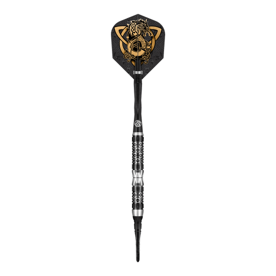 Shot Viking Wolf soft darts - 20g Dies ist ein Softdart namens "Shot Viking Wolf Softdarts - 20g". Der Dartpfeil hat ein auffälliges schwarzes und silbernes Design mit einem goldenen Wikinger-Wolf auf der Flights.