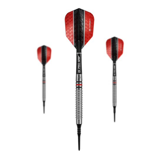 Target Vapor8 05 soft darts - 18g Das Bild zeigt drei Softdarts des Modells "Target Vapor8 05" mit einem Gewicht von 18g. Die Darts haben rote und schwarze Flights sowie einen silbernen, strukturierten Griff.