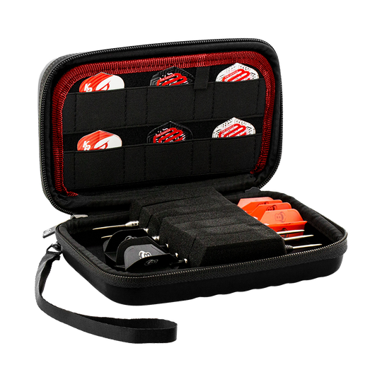 Das Bild zeigt das Produkt "Bulls Orbis XL Dartcase", ein schwarzes Etui mit Reißverschluss und Trageschlaufe. Im Inneren sind mehrere Darts sowie Ersatzteile ordentlich in Fächern und elastischen Halterungen verstaut.