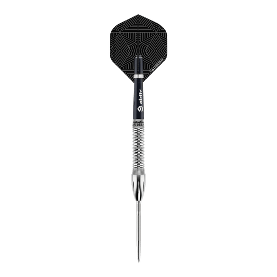 Caliburn Wolfpack W4 steel darts - 20g Das Bild zeigt einen Caliburn Wolfpack W4 Steeldart mit einem Gewicht von 20g. Der Dart hat ein silbernes Griffstück und einen schwarz gemusterten Flight.