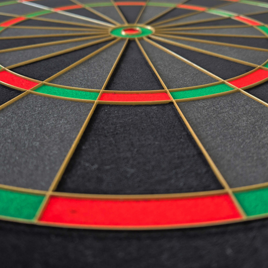 Hier findet sich eine weitere Ansicht des BullsNL Advantage Black Edition Steeldartboards. Das Produkt ist von einer anderen Seite präsentiert.