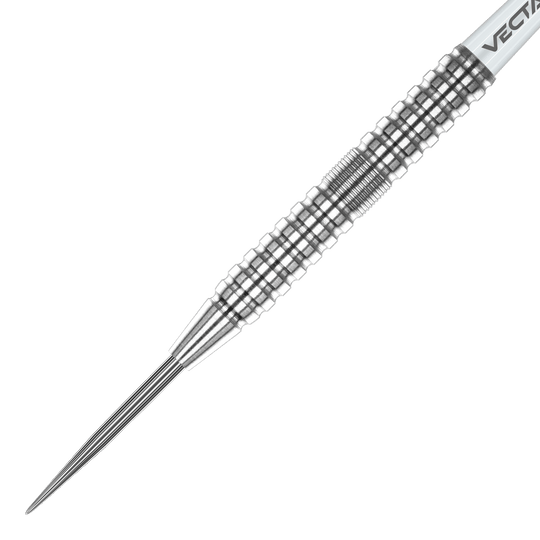 Winmau Willie OConnor Steel Darts - 23g Das Bild zeigt einen silbernen Winmau Willie OConnor Steeldart mit einem Gewicht von 23g. Der Dartpfeil hat eine strukturierte und geriffelte Oberfläche für besseren Halt.