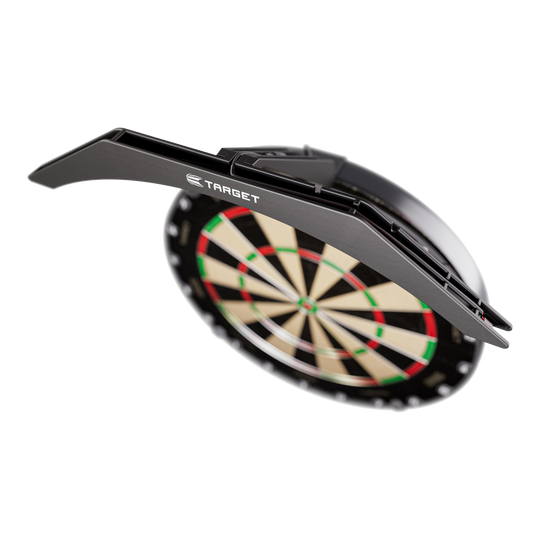 Target ARC V2 Dartboard Lighting Das Bild zeigt die "Target ARC V2 Dartboard Beleuchtung", die über einem Dartboard angebracht ist. Die Beleuchtung sorgt für optimale Ausleuchtung der Dartscheibe beim Spielen.