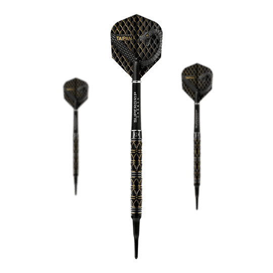 Harrows Taipan Softdarts Das Bild zeigt drei Harrows Taipan Softdarts mit schwarzem und goldenen Design. Im Vordergrund ist ein Dartpfeil deutlich zu sehen, während zwei weitere im Hintergrund stehen.