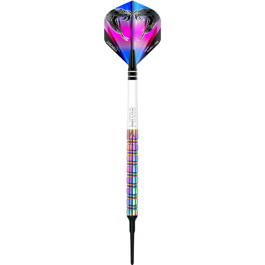 RD1571_Red_Dragon_Peter_Wright_Snakebite_1_Rainbow_Softdarts_1SLwcxOOBNM45h Dies ist ein bunter Softdart mit einem auffälligen Regenbogen-Design am Griff. Auf den Flights sind zwei Schlangen abgebildet und das Gewicht beträgt 18 Gramm.