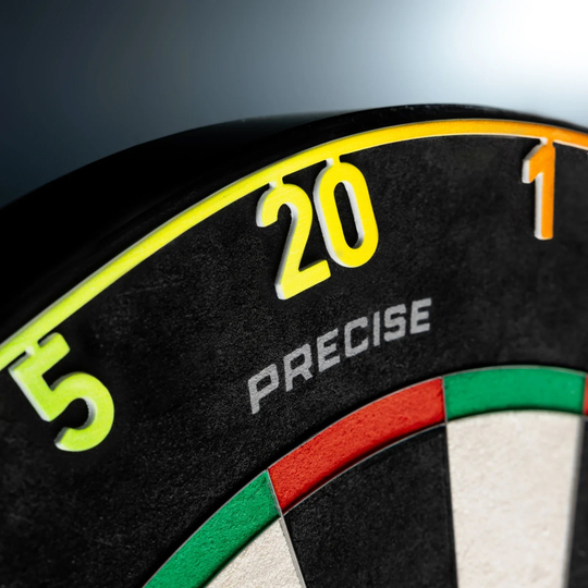 Precise 180 Endorphine steel dartboard with number ring - Spectrum Das Precise 180 Endorphine Steeldartboard mit Nummernring – Spectrum ist im Foto erkennbar. Das Bild hebt das Design und die Farben des Dartboards hervor.