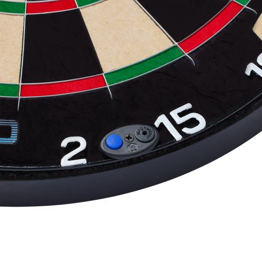 Unicorn Eclipse Smartboard steel dartboard Das Bild zeigt einen Ausschnitt eines Steeldartboards mit den Zahlen 2 und 15. Es handelt sich um das Produkt "Unicorn Eclipse Smartboard", das auch einen kleinen blauen Knopf am Rand besitzt.