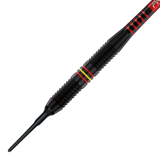 Das Bild zeigt einen Winmau Outrage V1 Softdart mit schwarzer Beschichtung aus Messing und einem Gewicht von 18g. Der Dart hat rote und gelbe Ringe sowie eine strukturierte Griffzone.