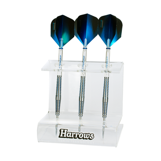 Harrows_Darts_Display_Dartst-nder_3er Das Bild zeigt den Harrows Darts Display Dartständer mit drei aufrecht stehenden Darts. Der Ständer ist aus transparentem Material und trägt das Harrows-Logo auf der Vorderseite.