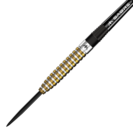 Das Bild zeigt einen Steeldart mit silbernen und goldenen Rillen auf dem Barrel. Es handelt sich um den "Mission Oskar Lukasiak Black Gold PVD Steeldart - 22g".