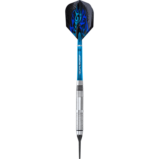 HA13968-B_Harrows_Blaze_Style_B_Softdarts_1z0hn8d3c1L38s Der abgebildete Dart ist der "Harrows Blaze Style B Softdarts - 18g". Er hat einen silbernen Schaft, ein blaues Griffstück und ein schwarzes Flight mit blauen Flammen.