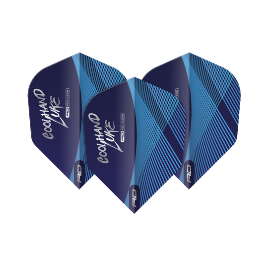 Das Bild zeigt drei blaue Dart-Flights mit silbernen und blauen Linienmustern. Auf den Flights steht der Schriftzug "Coolhand Luke".