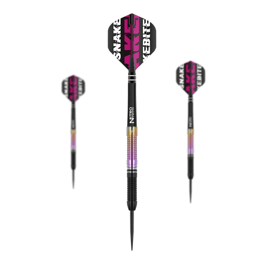 Red Dragon Peter Wright Snakebite World Champion 2020 Edition Steel Darts Das Bild zeigt drei Steeldarts des Modells "Red Dragon Peter Wright Snakebite World Champion 2020 Edition". Die Darts haben schwarze und lila Akzente sowie Flights mit dem Schriftzug "Snakebite".