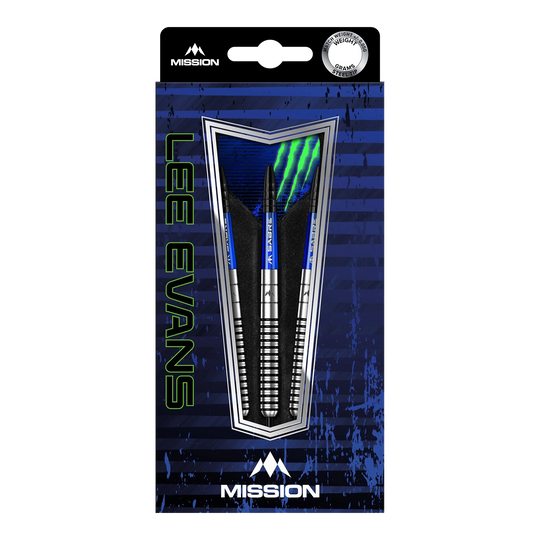 Auf dem Bild ist eine Verpackung der "Mission Lee Evans Black Electro Steeldarts" zu sehen. Die Verpackung ist überwiegend blau und schwarz gestaltet und zeigt drei silberne Steeldarts.