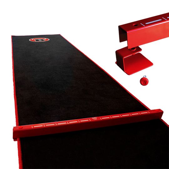 Das Bild zeigt das Bulls Oky System SET, bestehend aus einem schwarzen Teppich mit rotem Rand und einer roten Metall Oche. Es wird für das Dartspiel genutzt, um den Abwurflinie klar zu markieren.
