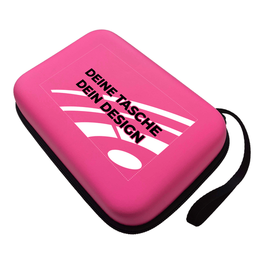 System-4 dart case with your design Das Bild zeigt ein Produkt mit dem Dateinamen MCS4-Pink_McDart_System4_Dartcase_Mit_Wunschdruck_Pink_1. Die Aufnahme präsentiert das Produkt aus einer anderen Perspektive.