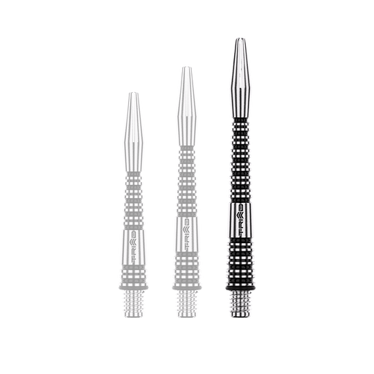 Winmau Triad RX Aluminium Shafts - Schwarz Auf dem Bild sind drei unterschiedlich lange, schwarz-silberne Dartschäfte zu sehen. Sie bestehen aus Aluminium und haben ein gestreiftes, geriffeltes Design.