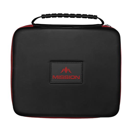 Mission Luxor Dart Wallet Die Abbildung zeigt eine schwarze Tasche mit einem Henkel und rotem Reißverschluss. Auf der Vorderseite befindet sich ein rechteckiges Logo mit der Aufschrift „MISSION“ in Rot.