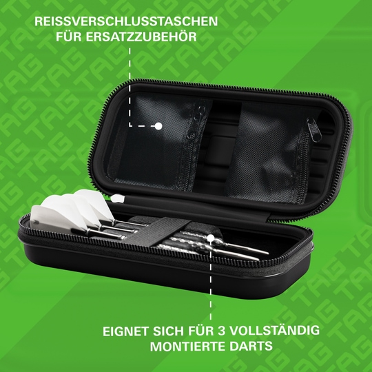 Die Abbildung zeigt ein offenes Dartcase mit Reißverschlusstaschen für Ersatzzubehör. Es bietet Platz für drei vollständig montierte Darts.
