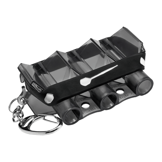 L-Style Krystal Flight Case - Clear Black Das Bild zeigt das Produkt "L-Style Krystal Flight Case" in transparenter schwarzer Farbe. Es handelt sich um ein kompaktes Etui mit Schlüsselanhänger zur Aufbewahrung von Dart-Flights.