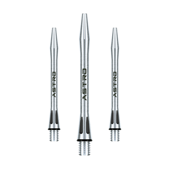 7012-201_Winmau_Astro_Aluminium_Shafts_Schwarz_46mm_1 Das Bild zeigt drei silberne Dartschäfte aus Aluminium mit der Aufschrift "ASTRO". Sie sind schlank gestaltet und haben schwarze Akzente am unteren Ende.