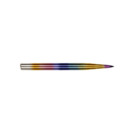 BU57613_BullsNL_Rainbow_Steeldartspitzen_32mm_2 Auf dem Bild ist eine bunte Dartspitze aus Metall zu sehen. Die Spitze hat einen Regenbogeneffekt und ist an einem Ende angespitzt.
