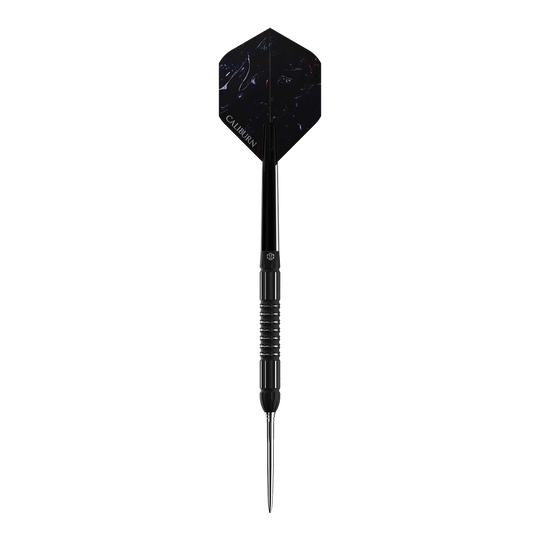 Das Bild zeigt einen Caliburn Sword S2 Steeldart. Der Dart ist schlank und schwarz mit einer spitzen Metallspitze und dunklem Flight.