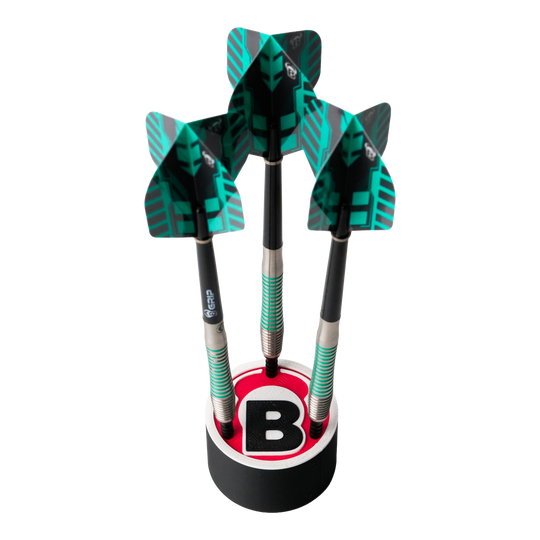 Das Bild zeigt drei Darts, die in einem runden Halter mit dem Bulls-Logo stehen. Die Flights der Darts sind schwarz und grün gemustert.