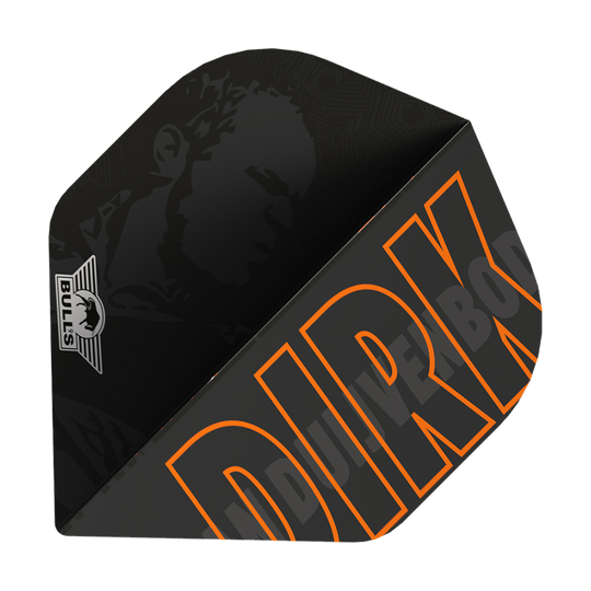 Das Bild zeigt ein schwarzes Dartflight mit dem Namen "DIRK" in großen orangefarbenen Buchstaben. In der Ecke ist das Bulls-Logo zu sehen und im Hintergrund ist ein Porträt schattiert dargestellt.