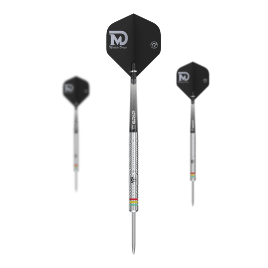Bulls Martijn Dragt Steel Darts - 24g Das Bild zeigt drei Steeldarts mit silbernem Griff und schwarzem Flight. Auf dem Flight steht „Martijn Dragt“ sowie das Kürzel „MD“.