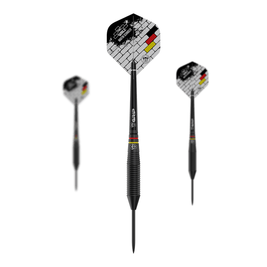 Bulls Martin Schindler The Wall Black Brass Steeldarts Das Bild zeigt drei schwarze Steeldarts der Marke "Bulls Martin Schindler The Wall Black Brass". Die Flights sind mit einem weißen Mauersteinmuster und den Farben der deutschen Flagge verziert.