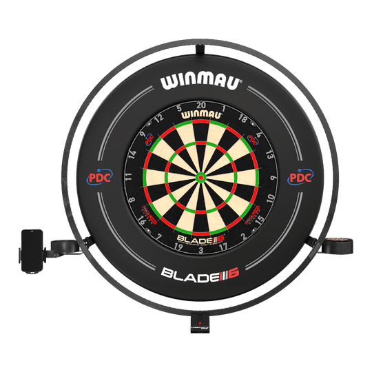 Winmau Plasma Accessory Set Das Bild zeigt das Produkt "Winmau Plasma Zubehör Set" mit einer Dartscheibe und einem umgebenden LED-Leuchtring. Das Set ist für professionelles Dartspielen geeignet und trägt das PDC-Logo.