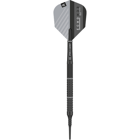 210058_Target_Echo_11_Softdarts_1nwFxyNqRtVg6O Das Bild zeigt einen „Target Echo 11 Softdart“ mit schwarzem und silbernem Design. Der Dartpfeil hat einen strukturierten Griff und eine moderne Optik.