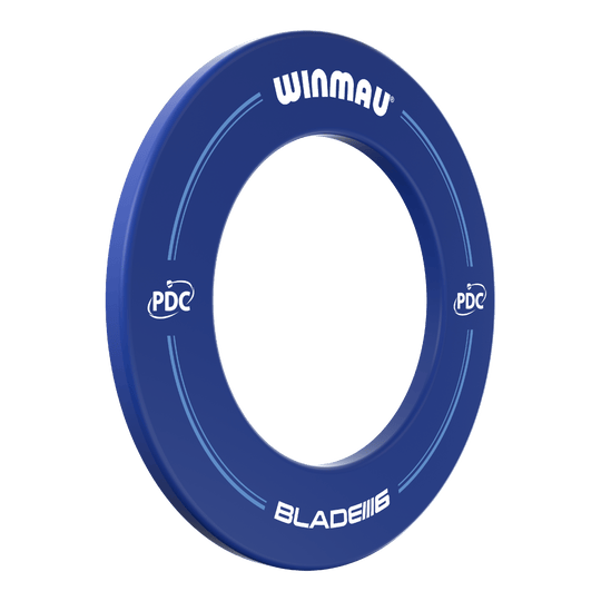 Winmau PDC Dartboard Surround - Blue Das Bild zeigt einen blauen Dartboard-Surround der Marke Winmau mit der Aufschrift "BLADE 6" und "PDC". Der Ring dient zum Schutz der Wand rund um eine Dartscheibe.