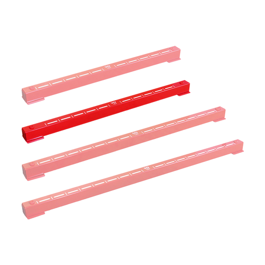 67822_Bulls_Oky_System_Metall_Oche_O66_2 Das Bild zeigt vier rote Metallstangen, die als Bulls Oky Metall Oche bezeichnet werden. Sie sind mit weißen Markierungen versehen und werden beim Darts zum Abmessen der richtigen Wurflinie verwendet.