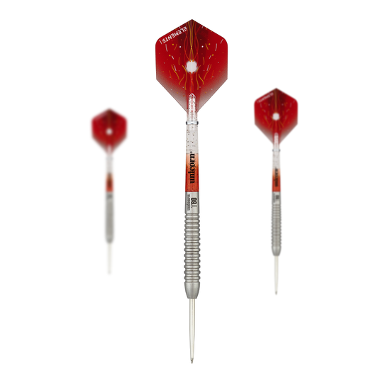 Das Bild zeigt drei Steeldarts des Produkts "Unicorn Core XL Striker Style 5". Die Darts haben rote Flights und einen silbernen, geriffelten Schaft.