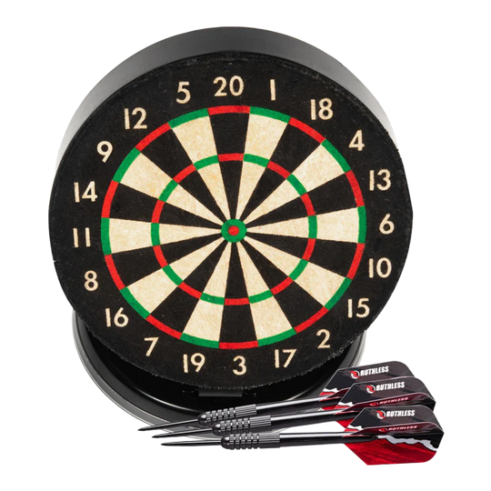 Ruthless Mini Desktop Dartboard Set Das Bild zeigt das Produkt "Ruthless Mini Desktop Dartboard Set" mit einer kleinen Dartscheibe. Vor der Scheibe liegen drei schwarze Dartpfeile mit roten Flights.